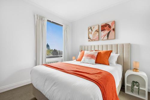 Melbourne Central Business District Apartment | Melbourne City Luxe 3BR - Near MCG & Arts Precinct - Pool, Gym & Free Parking