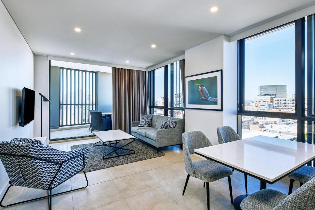 Liverpool Hotel | Meriton Suites Liverpool