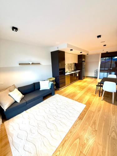 Doncaster Apartment | Modern 2 Bed 2 Bath Apartment with Parking opposite Westfield Doncaster