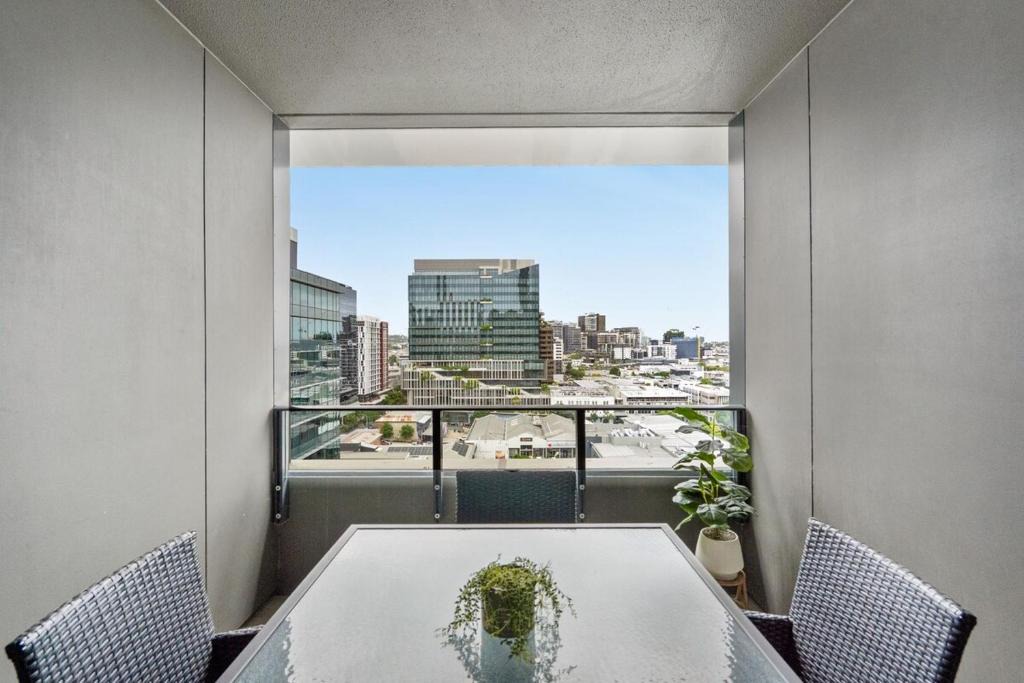 Fortitude Valley Apartment | Modern 2 Bedroom Apartment - Short stroll to James St