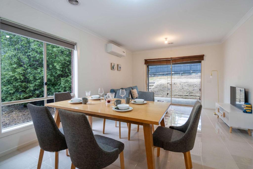 Doreen House | Modern 3B2B1C Home in Doreen