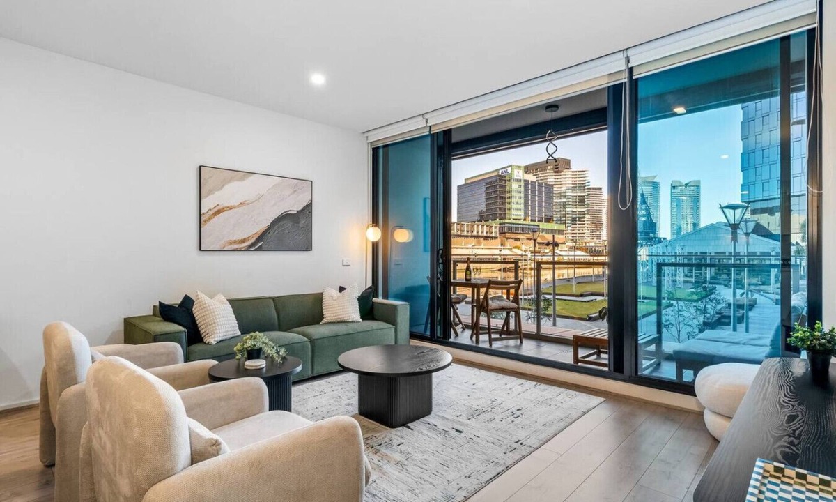 Docklands Apartment | Modern 3BR | River & Park Views | Walk to Crown