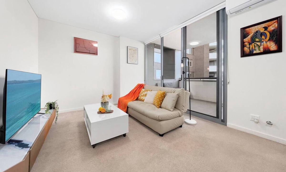 Wentworth Point Apartment | Modern Apartment with Balcony & Garden Outlook