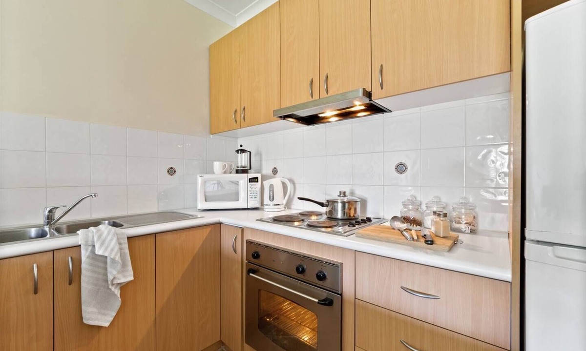 Halls Head Apartment | Modern canal apartment sleeps 2