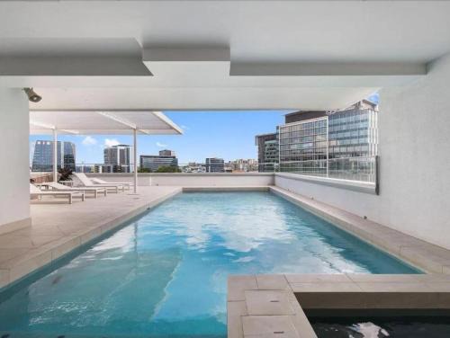 Bowen Hills Apartment | Modern City Pad, 1-Min to Showgrounds