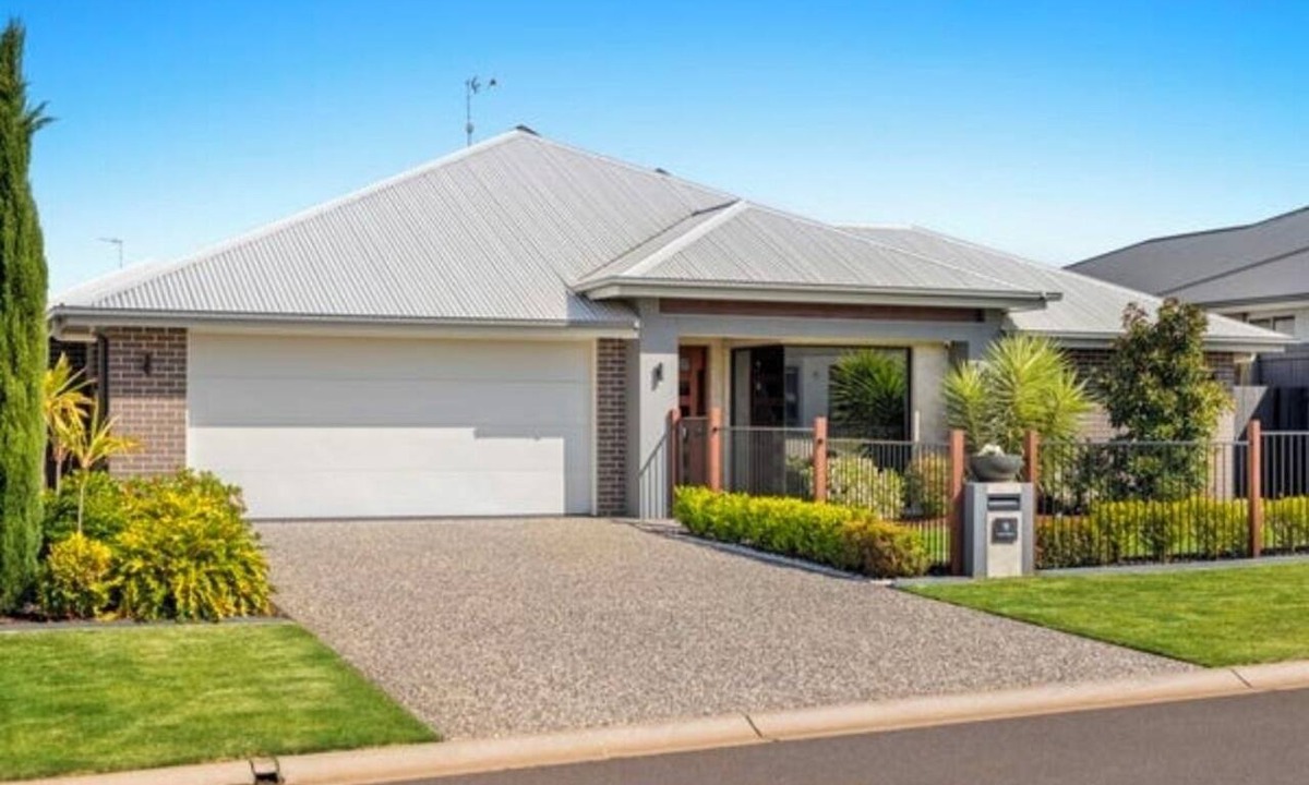 Kearneys Spring House | Modern Dream House | Stylish, Bright & Peaceful Near CBD