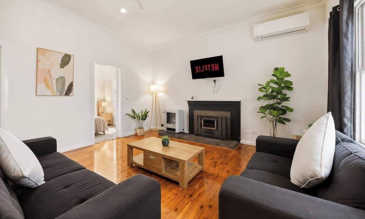 Dubbo House | Modern Family house with BBQ