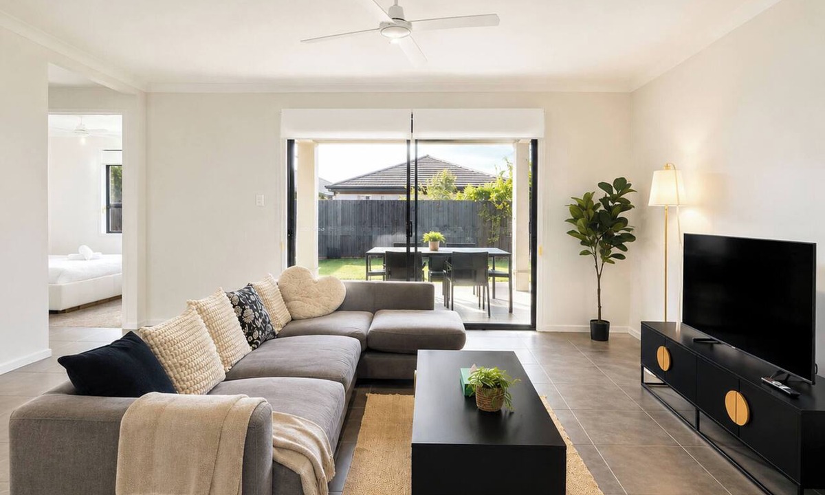 Murrumba Downs House | Modern Family Retreat with BBQ | Murrumba Downs