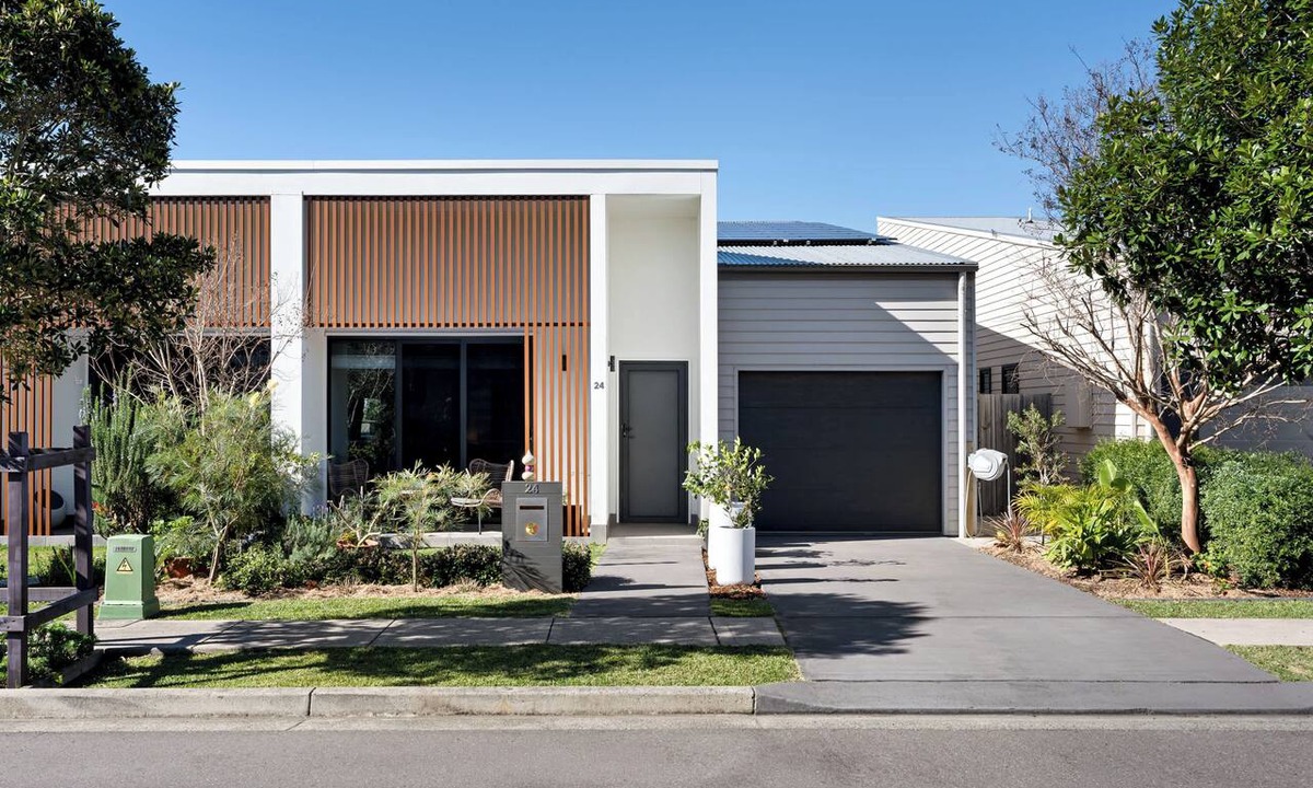 Whitebridge House | Modern Fernleigh Track Home - Walk to Shops and Cafes