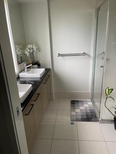 Deebing Heights House | Modern Four Bedroom Holiday Home Available in Deebing Heights