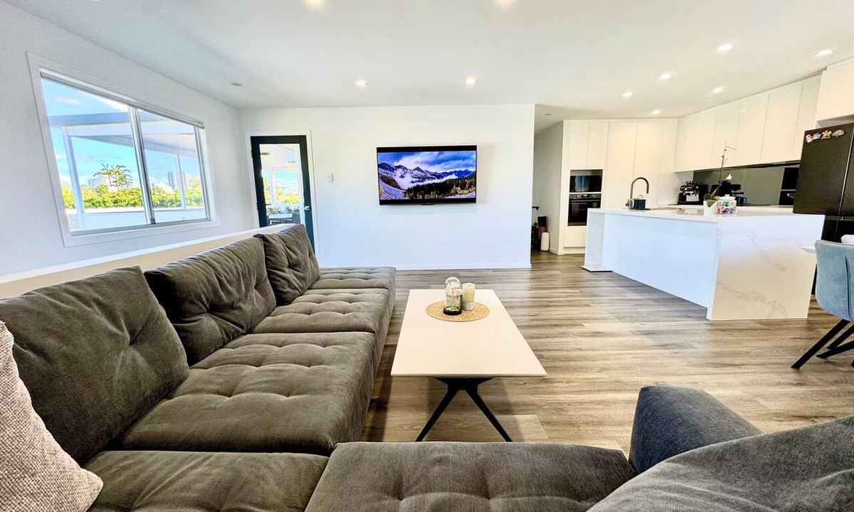 Labrador House | Modern home, outdoor dining and BBQ, 2min to beach, central to major theme parks