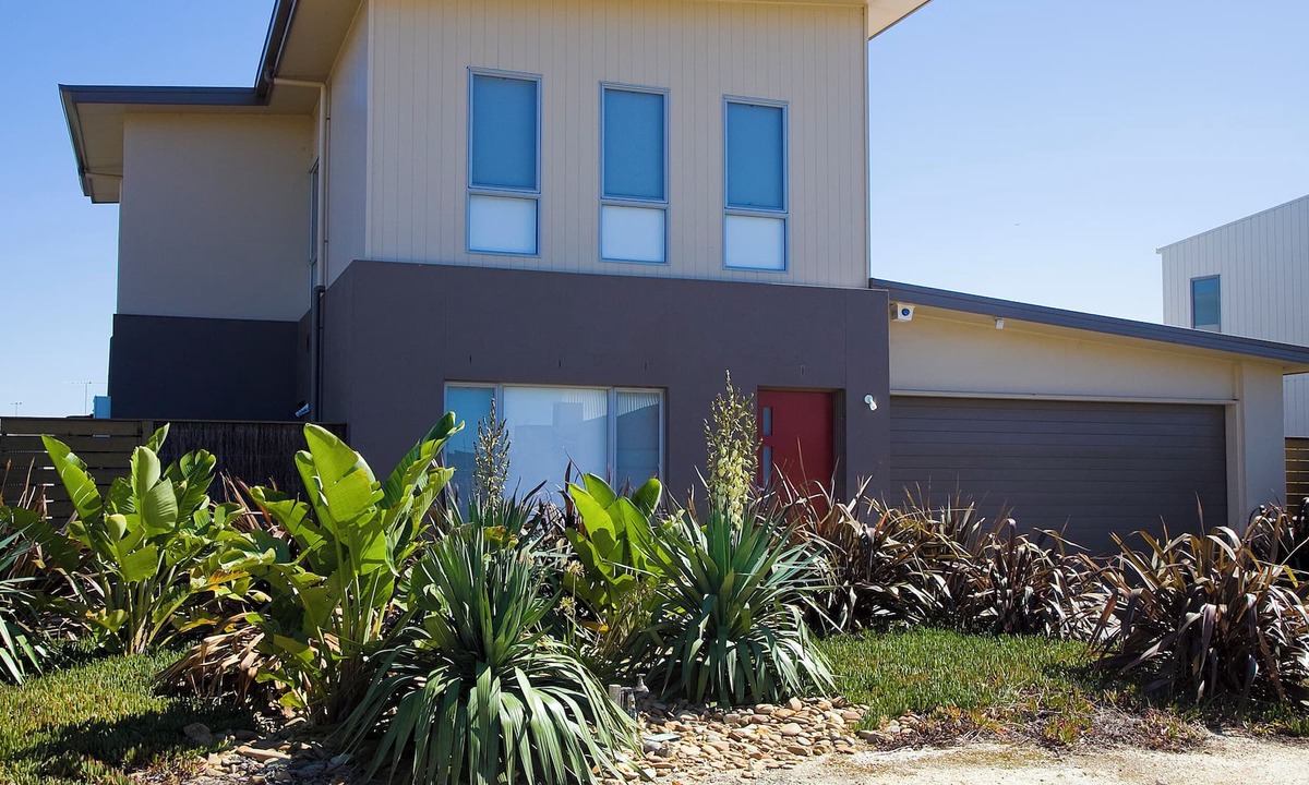 Torquay House | Modern, Spacious and Vibrant on Wentworth
