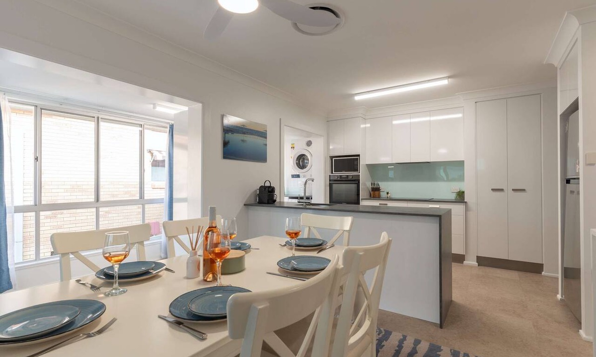 Moffat Beach Apartment | Moffat Beach Coastal Contemporary Unit A