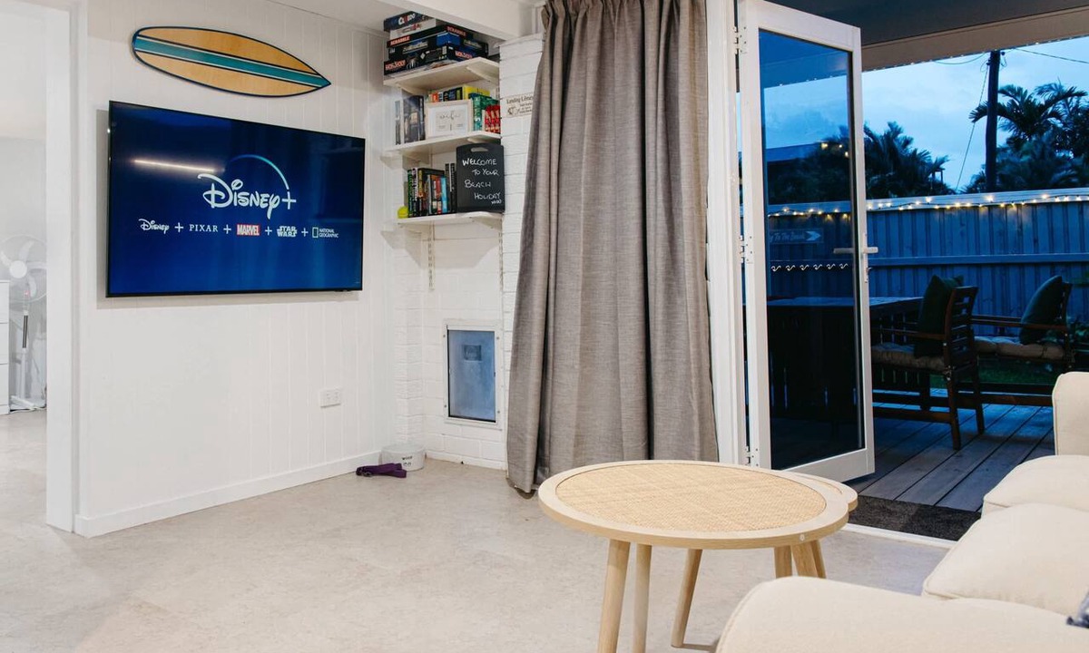 Moffat Beach Apartment | Moffat Beach Coastal Contemporary Unit B