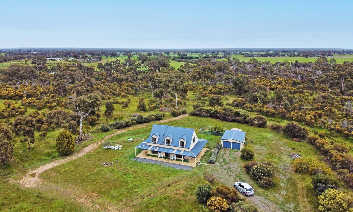 Laharum House | Morningside farm house with Mountain views.