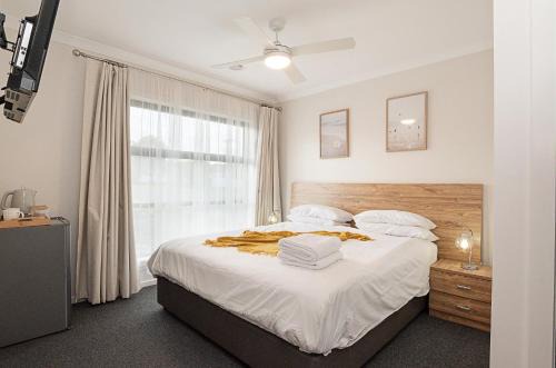 Hamilton House | Morview Holiday Homes-Giraffe