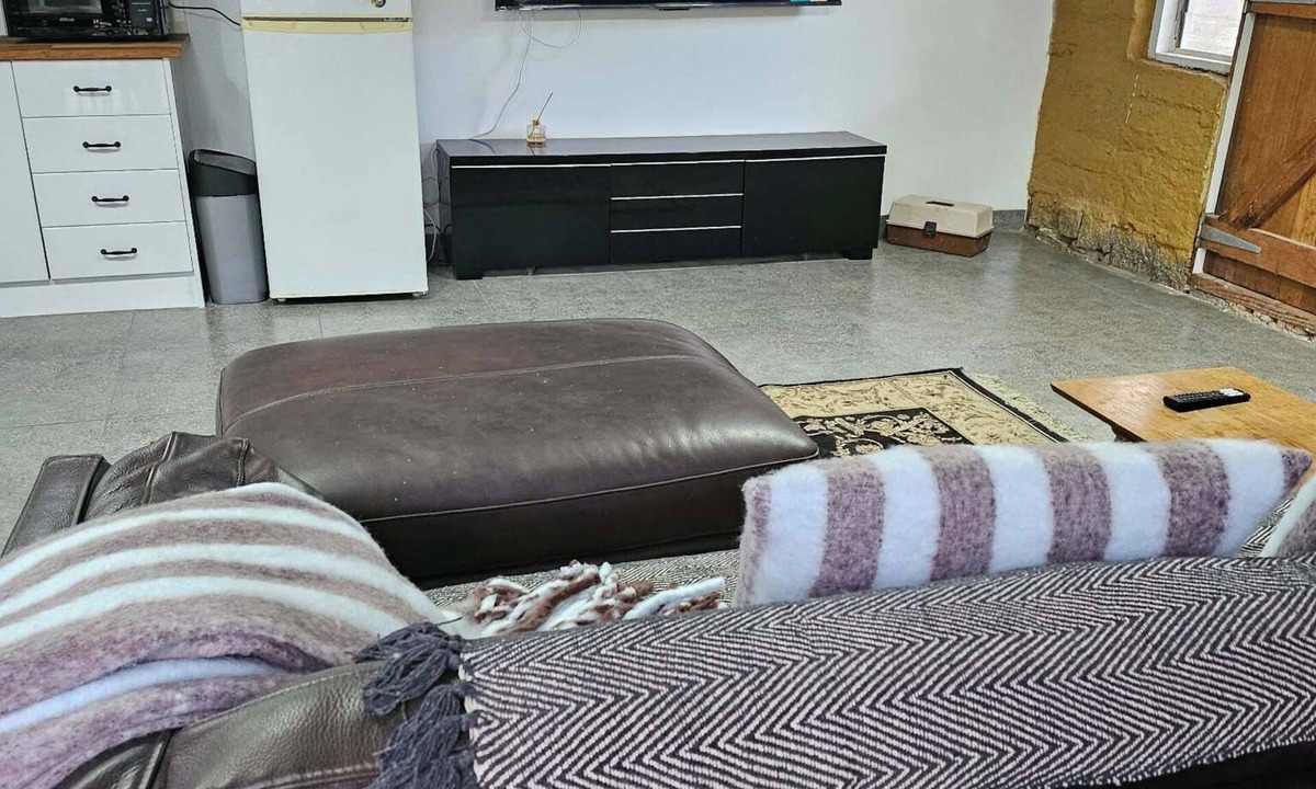 Mandurang South Apartment | Mudbrick self contained studio with wood heater