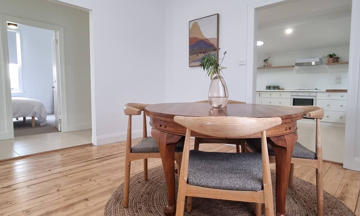 Ararat House | Myrtle Cottage. Revamped 1900's Miners Cottage. Close to Ararat town centre.