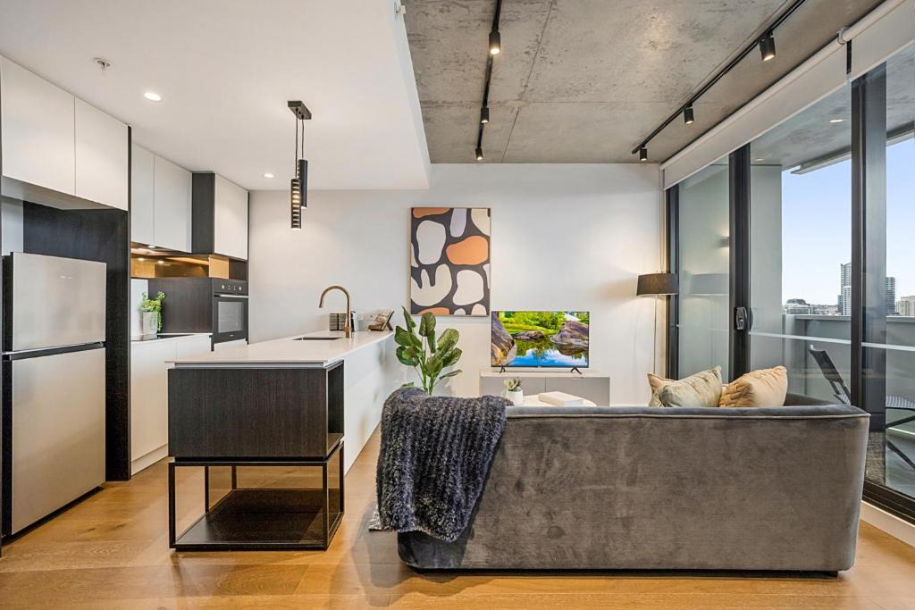 Cremorne Apartment | Near MCG 1BR with Balcony, River Views & Parking