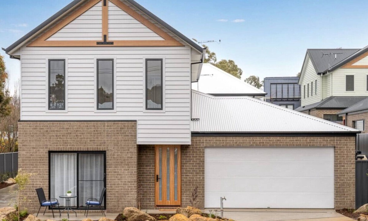 Beechworth House | New Central 2 bedroom townhouse!