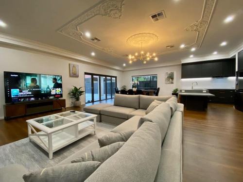 Unley House | New Spacious Luxury 5 Bedroom Mansion in Unley