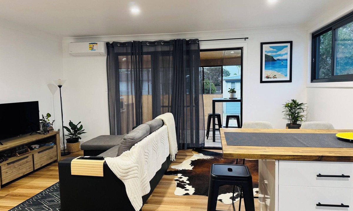 Hawks Nest Apartment | Newly renovated 2-bedroom apartment in Hawks Nest 2 min walk to water,AC,BBQ.