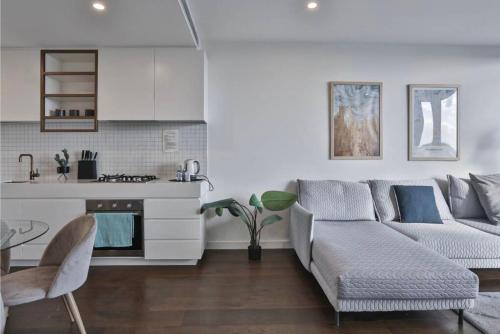 Glen Waverley Apartment | Next to 'The Glen Shopping Centre' Apartment