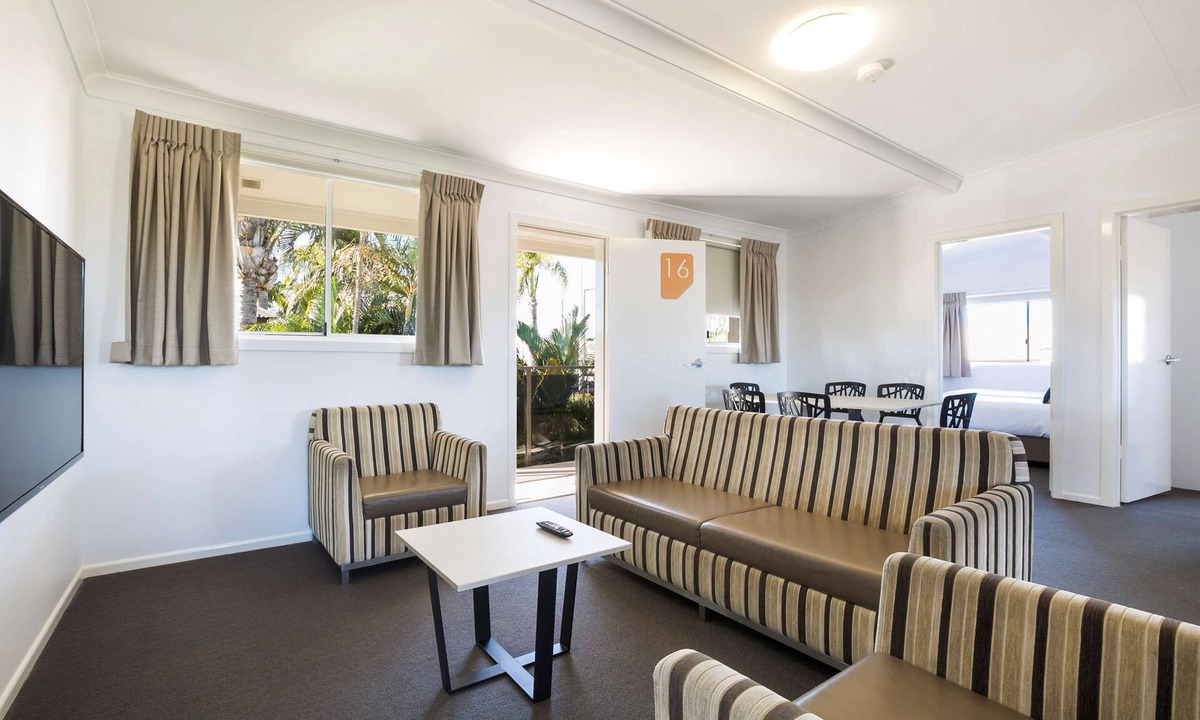 Caloundra Hotel | Nightcap at Golden Beach Tavern