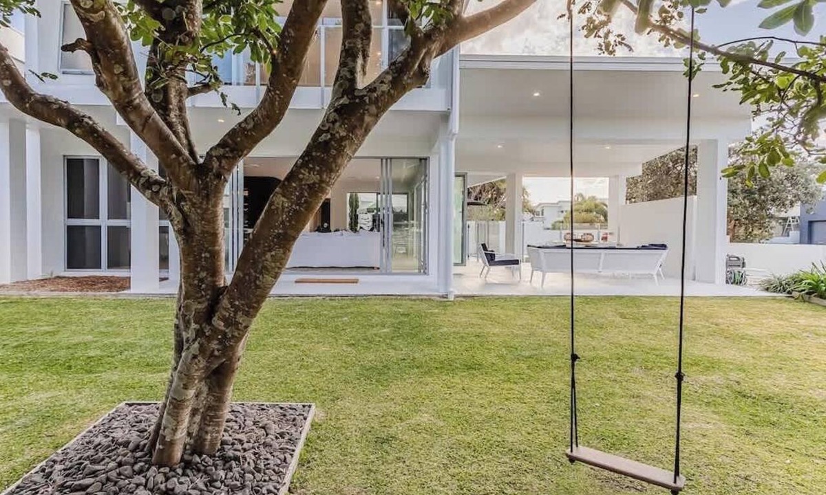 Kingscliff House | Noir
