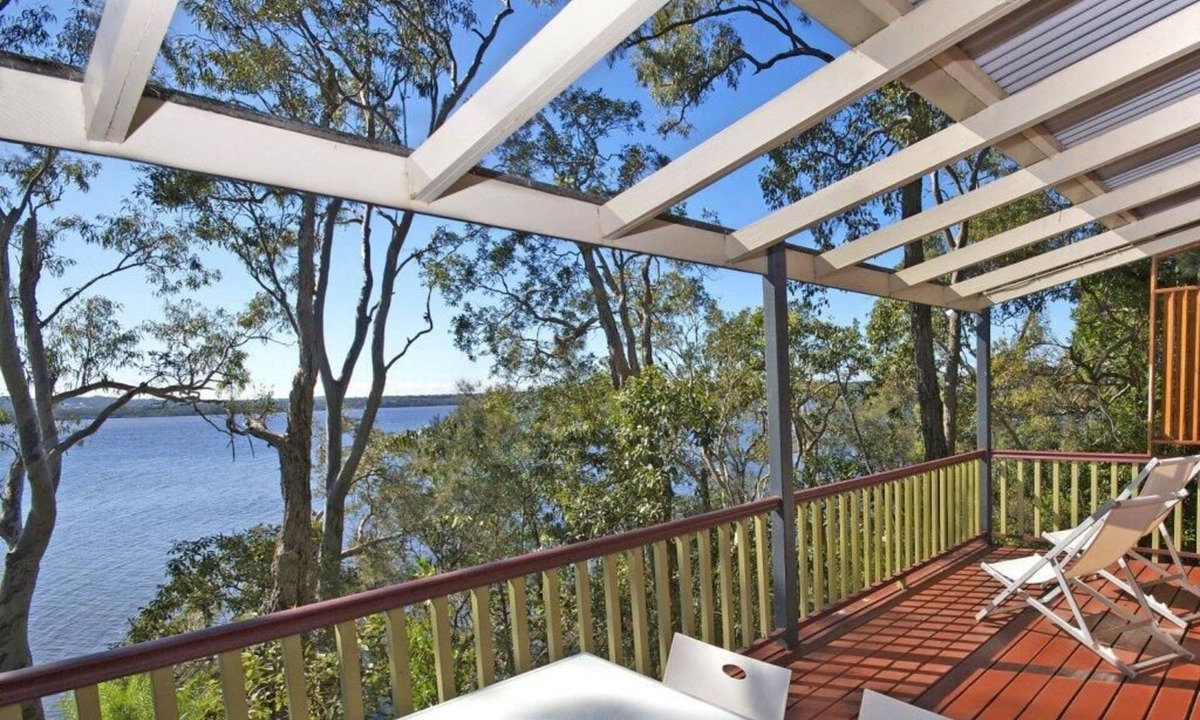 Weyba Downs Cottage | Noosa Deluxe Cottage (1 bdrm) - lakefront retreat. Double spa and wood fire