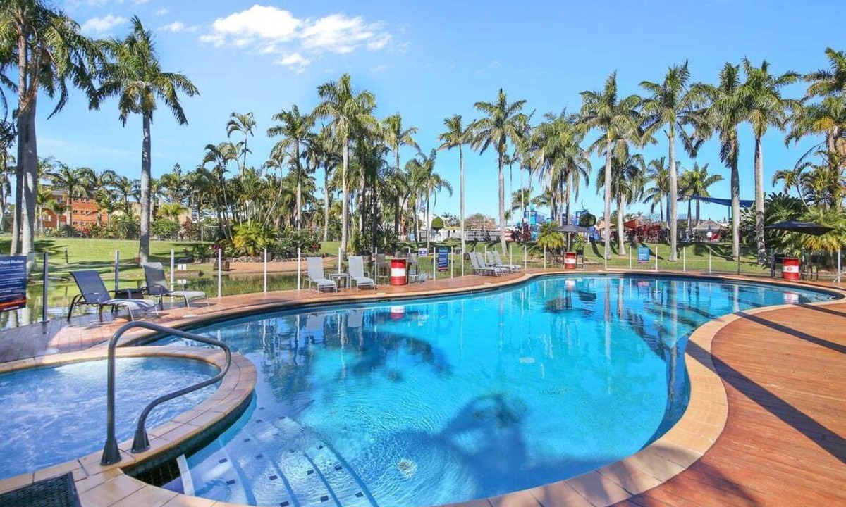 Golden Beach Villa | Oaks Family Getaway - Resort, Beach