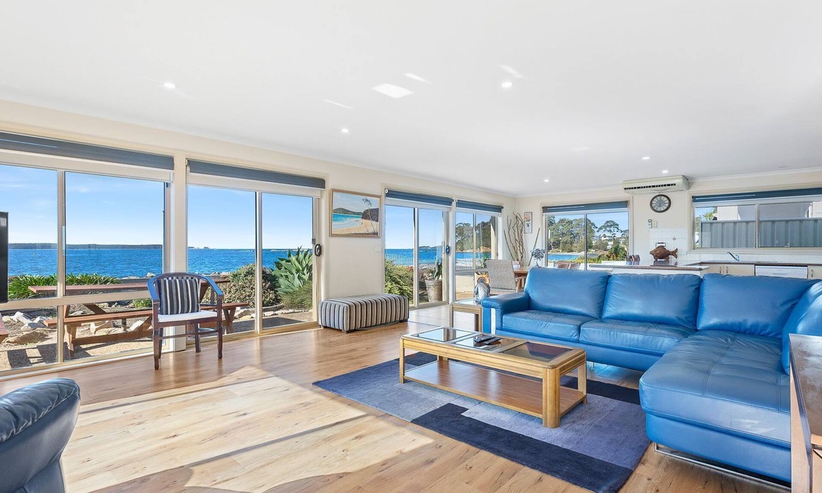 Batehaven Villa | Ocean's Edge in Batehaven