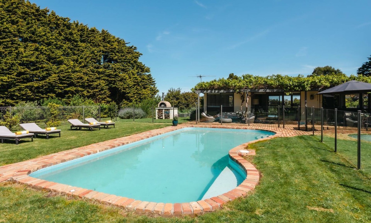 Red Hill South House | Ocean View House - Solar Heated Pool and Pet Friendly