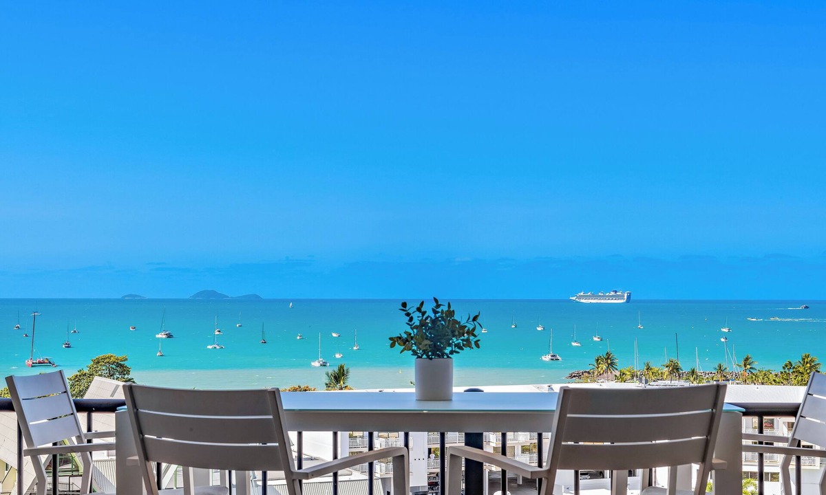 Airlie Beach Hotel | Ocean Views 14A
