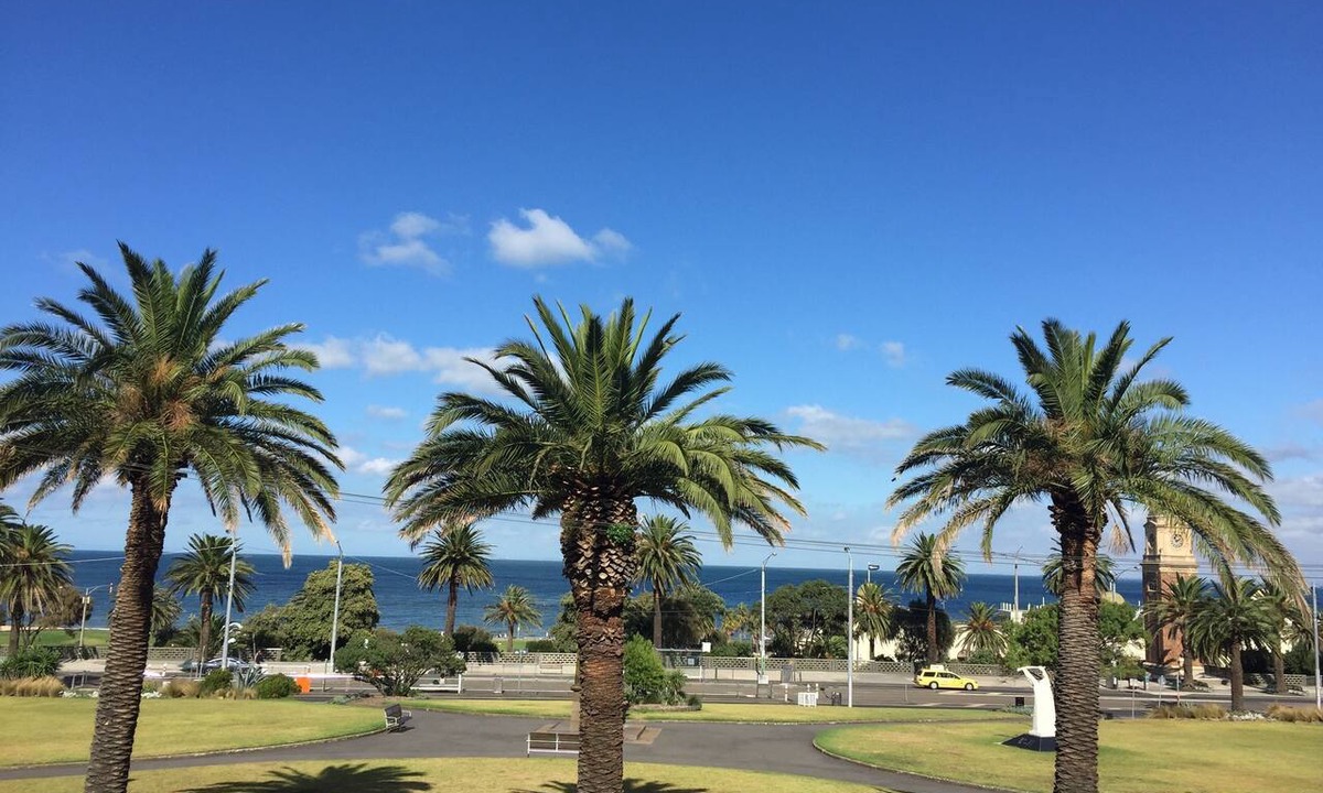 St Kilda Apartment | Ocean Views Studio Apartment with Secure Parking, walk to shops and the beach.