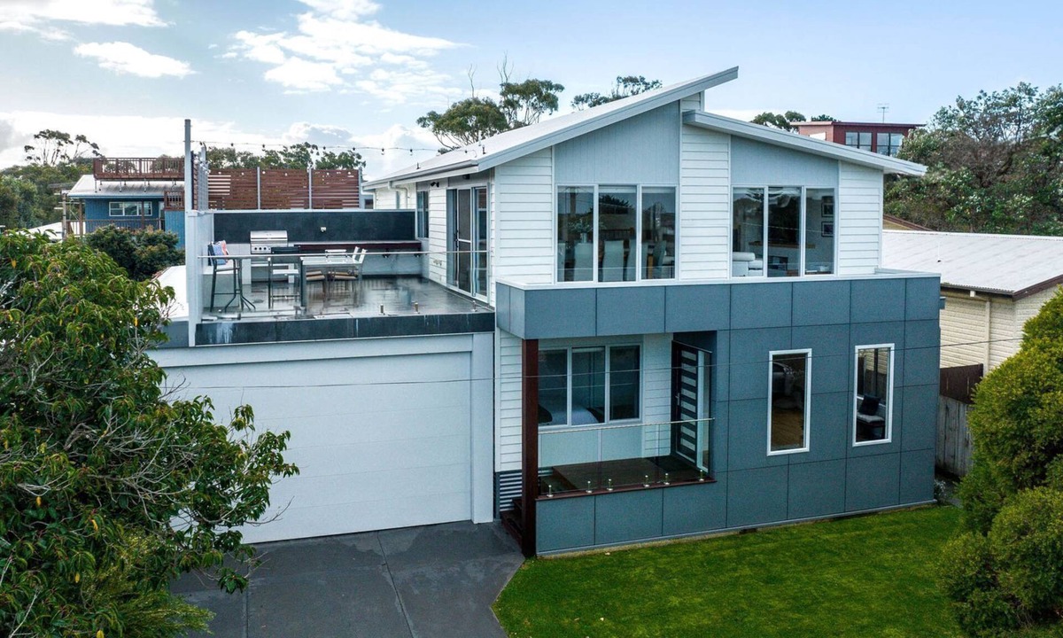 Inverloch House | Ocean views, two-storey large family getaway