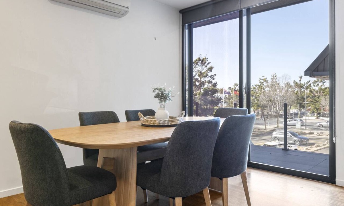 Geelong Apartment | Oceanfront 2-Bed With Balcony & Study Nook