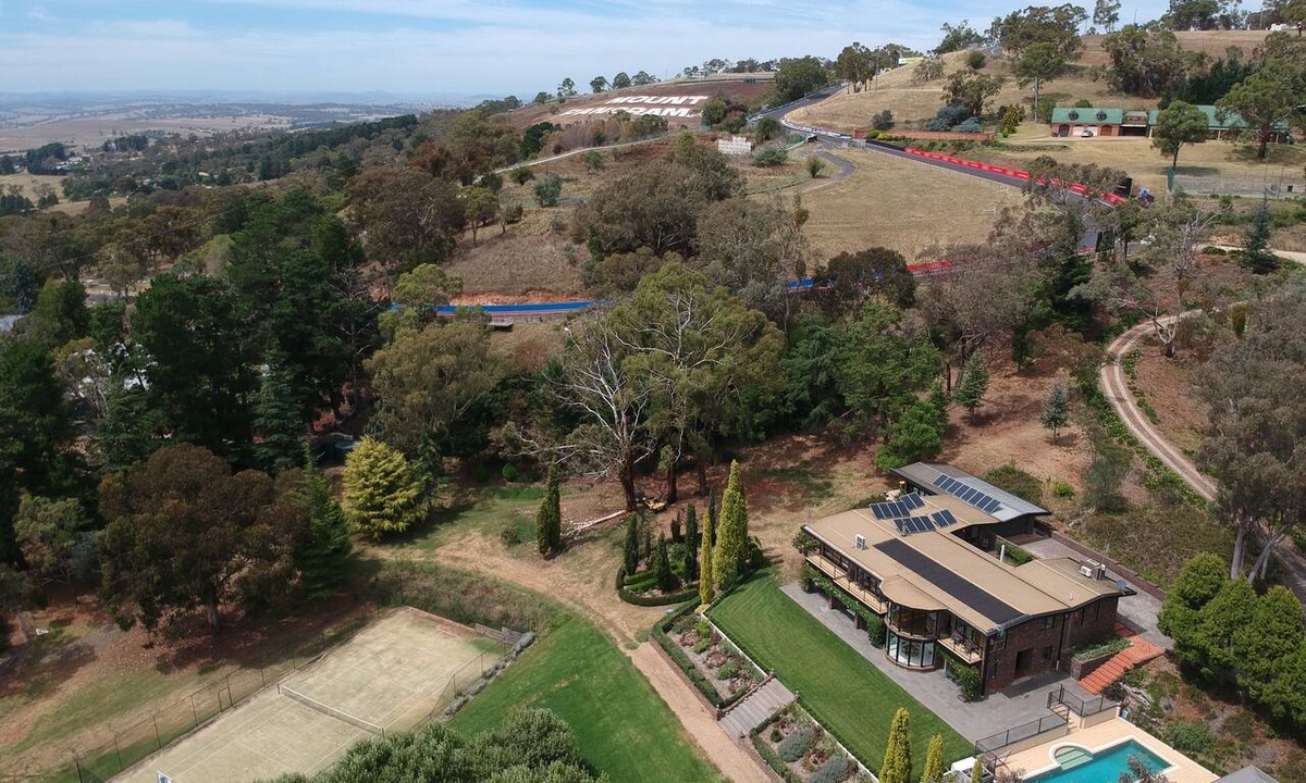 Mount Panorama House | On the Mount Panorama racing circuit, large house with pool, tennis court