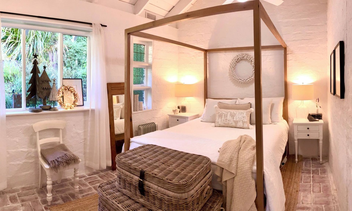 Healesville House | ONE WEE COTTAGE Cosy romantic Dog friendly, Book your Winter fireside stay now