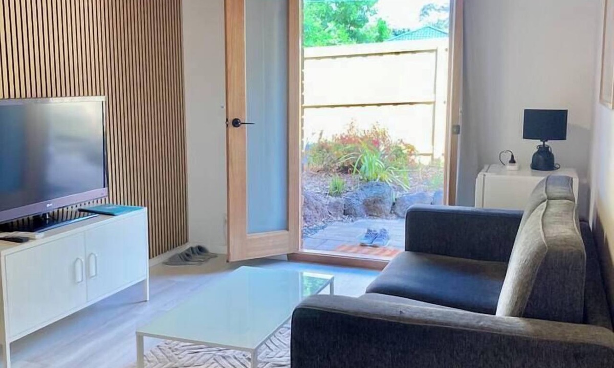 Narre Warren House | Orchid Studio with private entrance and yard