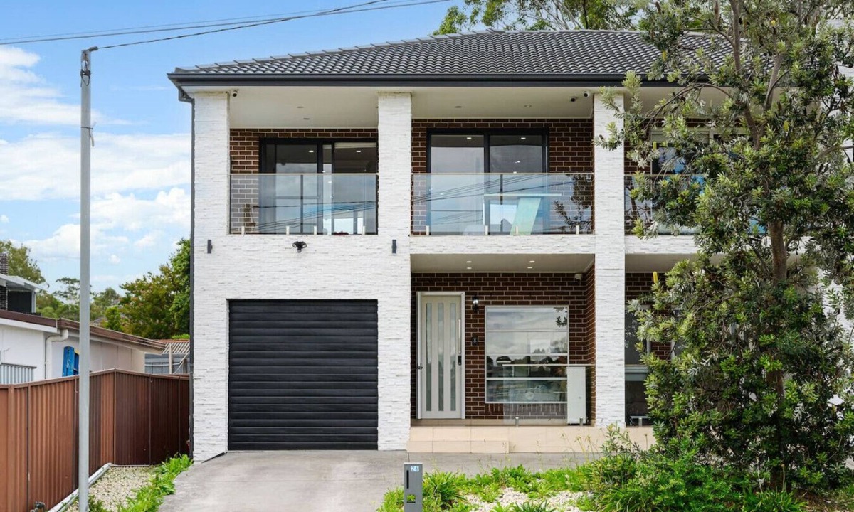 Panania House | Panania 6Br house near Train/Shops/Sports/River