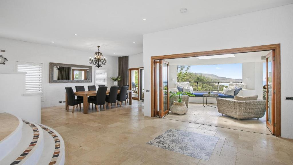 Killcare House | Panoramic Ocean Views and Short Walk To Beach