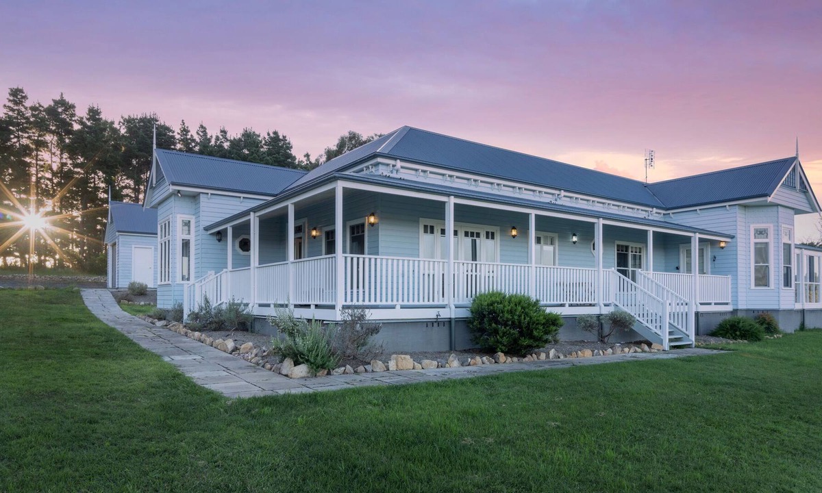 Brayton House | Panoramic Views From A Classic Country Homestead