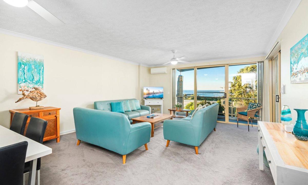 Currumbin Apartment | Panoramic Views, Steps to the Beach.