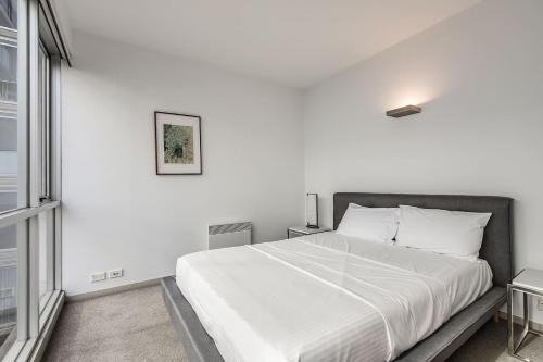 East Melbourne Apartment | Parade Place - A Central Balcony Stay