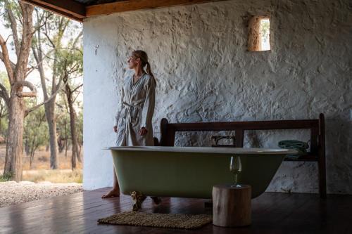 Overland Corner Apartment | Parcoola Retreats Private Riverfront Escape with Outdoor Bath