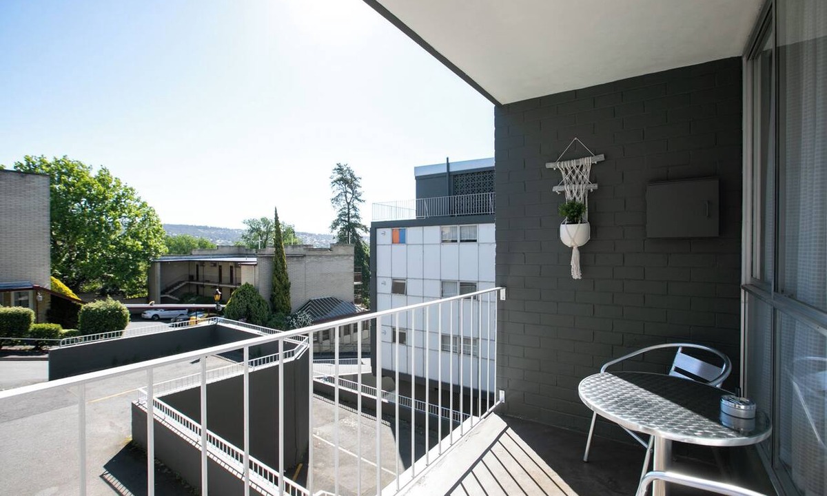 Launceston CBD Apartment | Parkside CBD Stay | WiFi & Parking