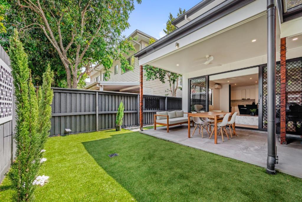 Nundah Apartment | Peaceful 3BR 2BA with Parking Near Airport and CBD