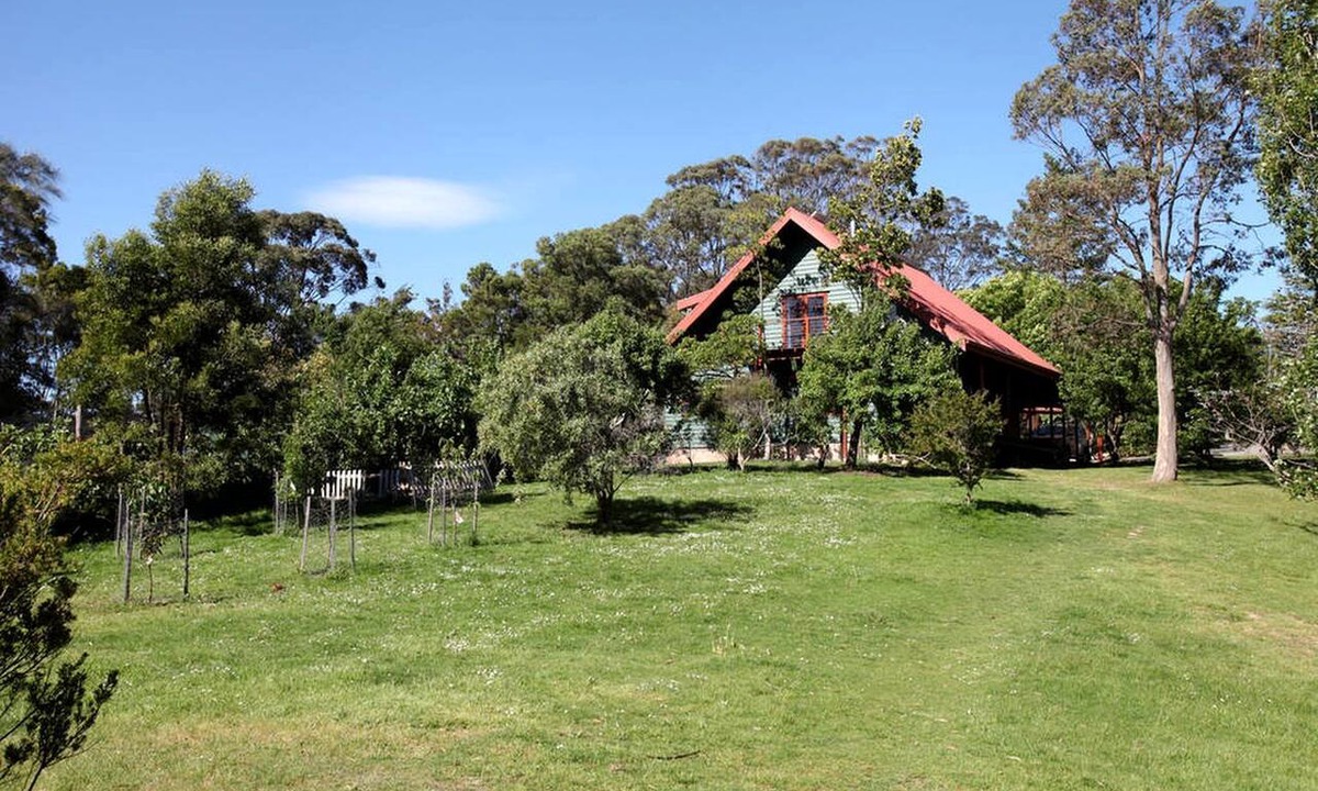 Deep Bay Cabin | Peaceful Holiday Getaway in Pristine Location on Kangaroo Bay in Tasmania