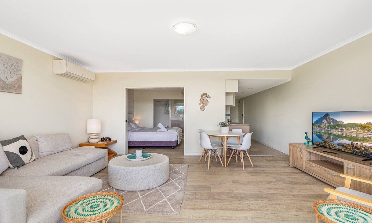 Ettalong Beach House | Peacock Hideaway, TOP NOTCH